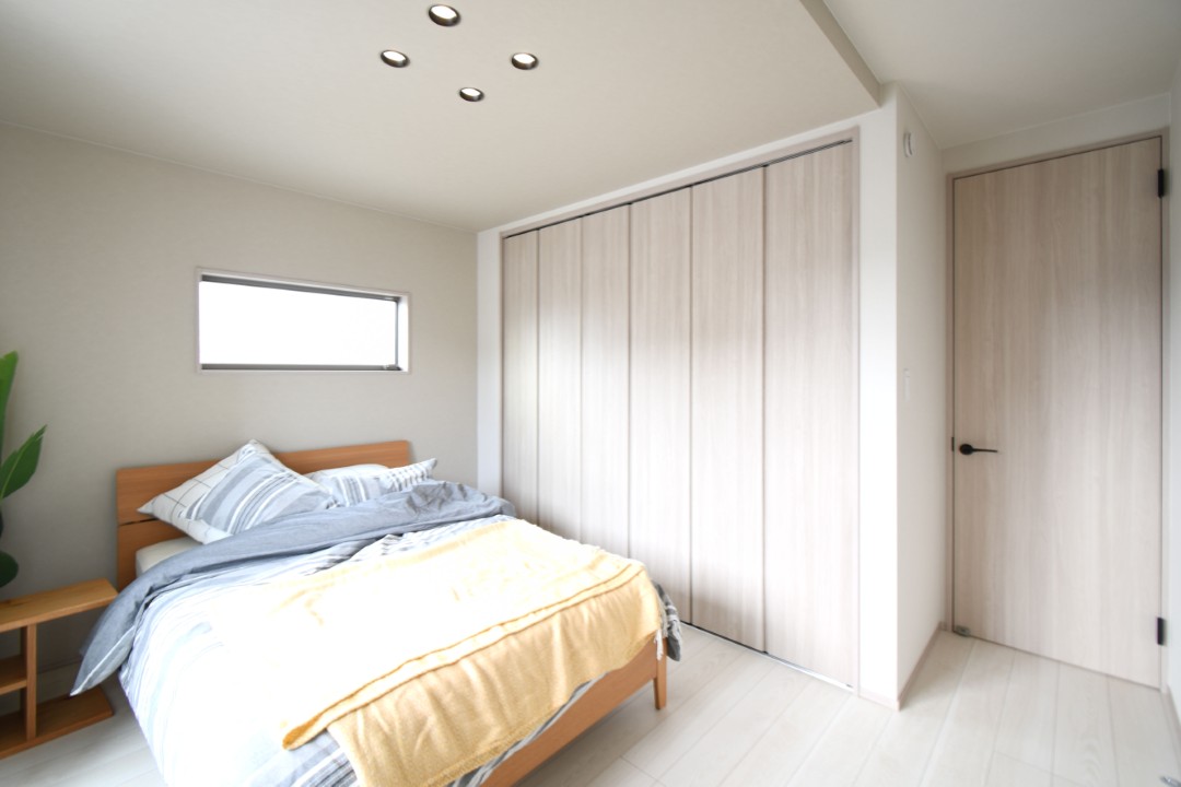 【光と素材感に癒される主寝室】 優しい木目とニュアンスカラーが調和した、明るく落ち着きのある主寝室。