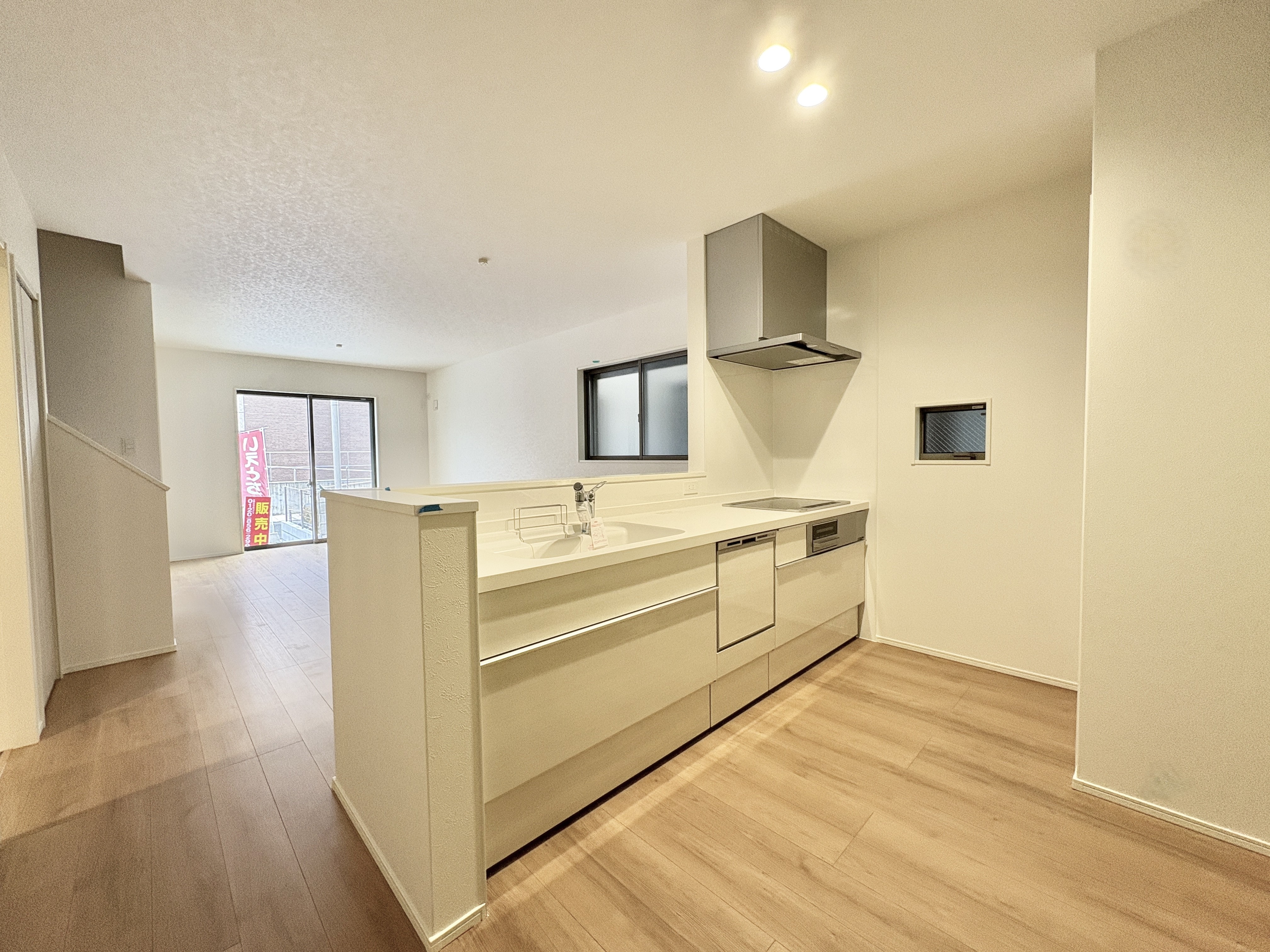 窓から穏やかな日差しが差し込むリビングスペース。シンプルな空間だからこそ、選ぶインテリア次第でどんなテイストにも合わせられます。