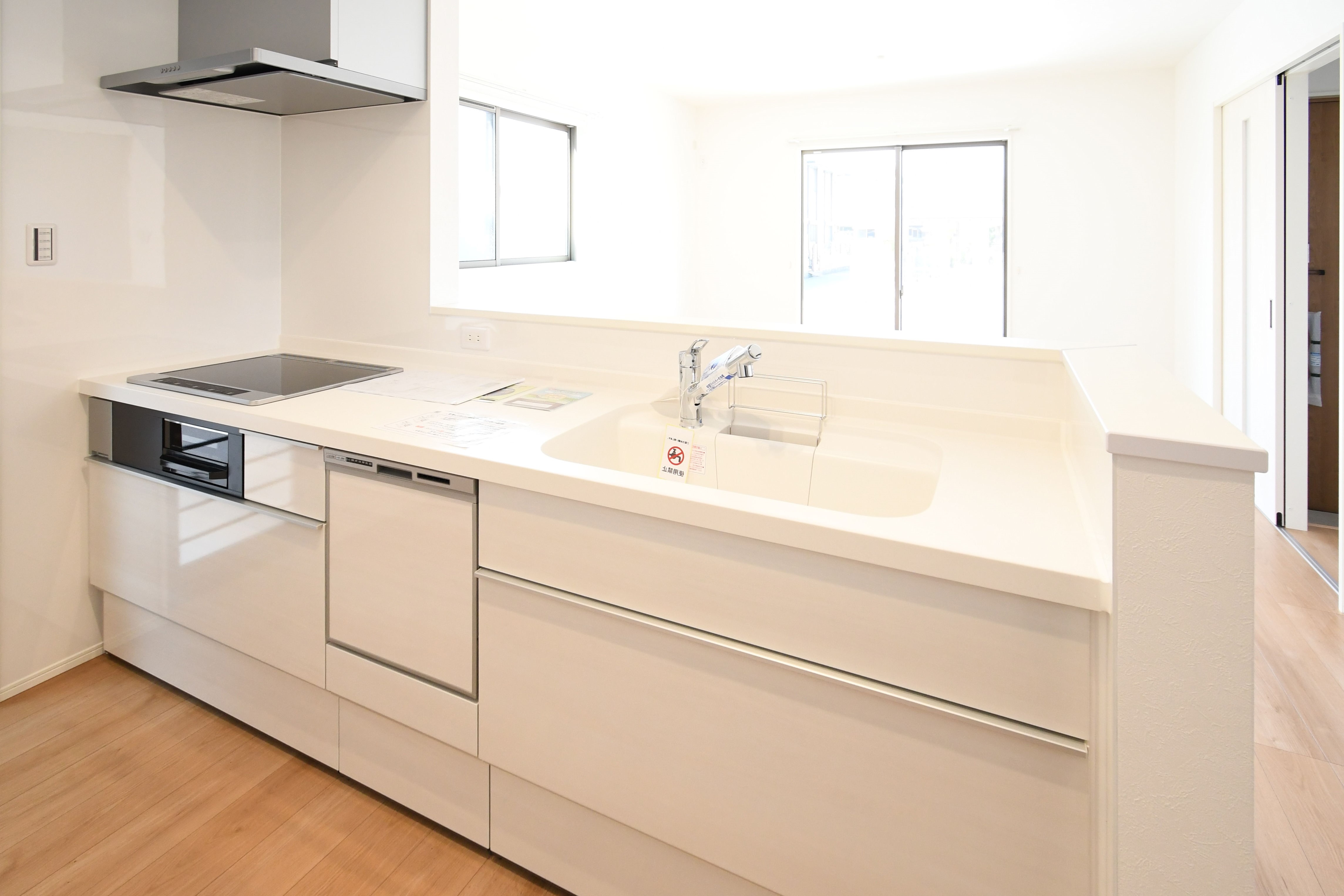 対面式キッチンは家事をしながら家族を見守り、コミュニケーションの取れる人気のスタイル。食洗器付きで洗い物の時間を削減でき、家事の負担を軽減してくれるキッチンです。※施工事例です。実物とは異なります。