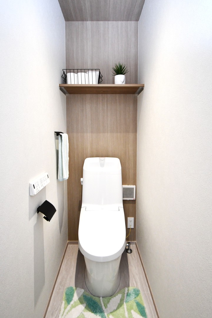 2階にもトイレがあるので、夜間や朝のバタバタする時間でも安心です♪※施工事例です。実際とは異なります。