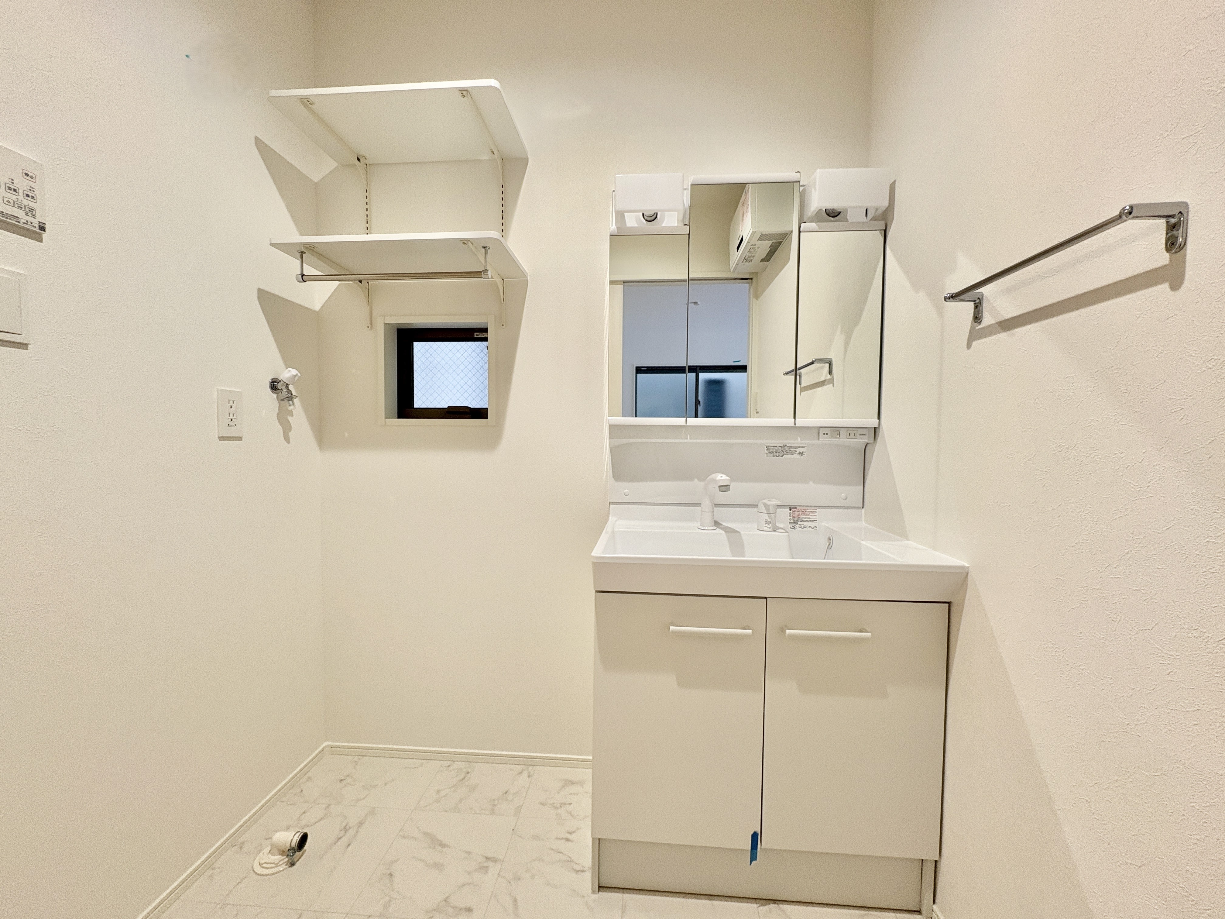 三面鏡の裏は収納スペースとなっており、物が多くなりがちな洗面台まわりをスッキリ保つことができます。