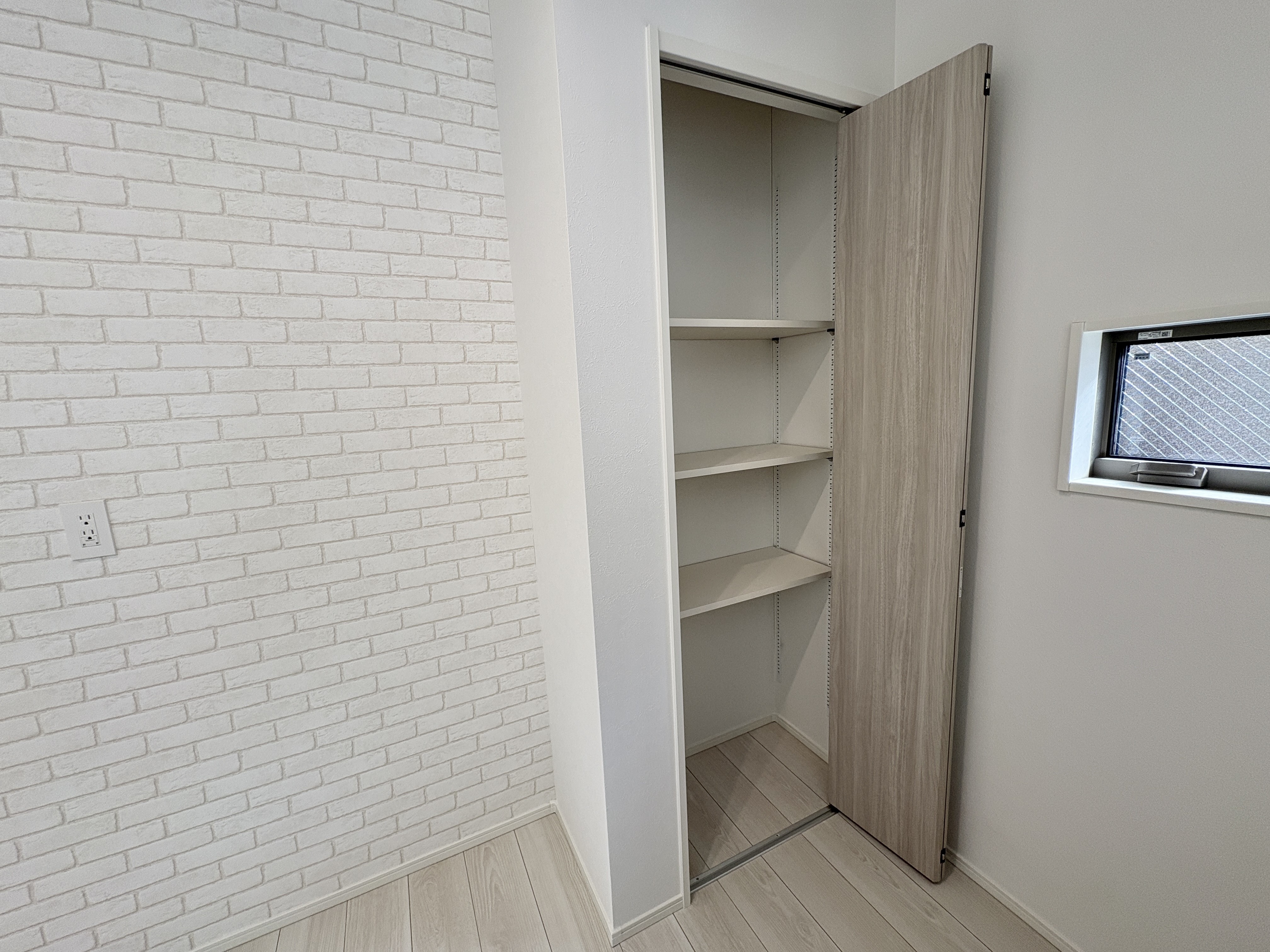 キッチン後ろには可動棚を設置！扉付きでパントリーとしてご使用していただけます。※施工事例になります。実際と色やデザインが異なりますので詳しくはお問い合わせください。