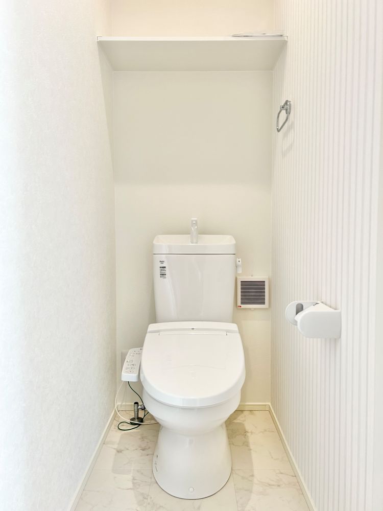  温水洗浄便座トイレ。新素材により、気になる便座もサッとひとふきでキレイになります。 