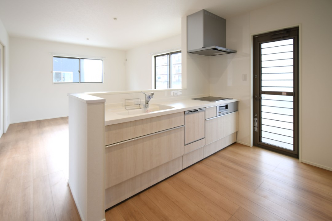 対面式キッチンは家事をしながら家族を見守り、コミュニケーションの取れる人気のスタイル。食洗器付きで洗い物の時間を削減でき、家事の負担を軽減してくれるキッチンです。