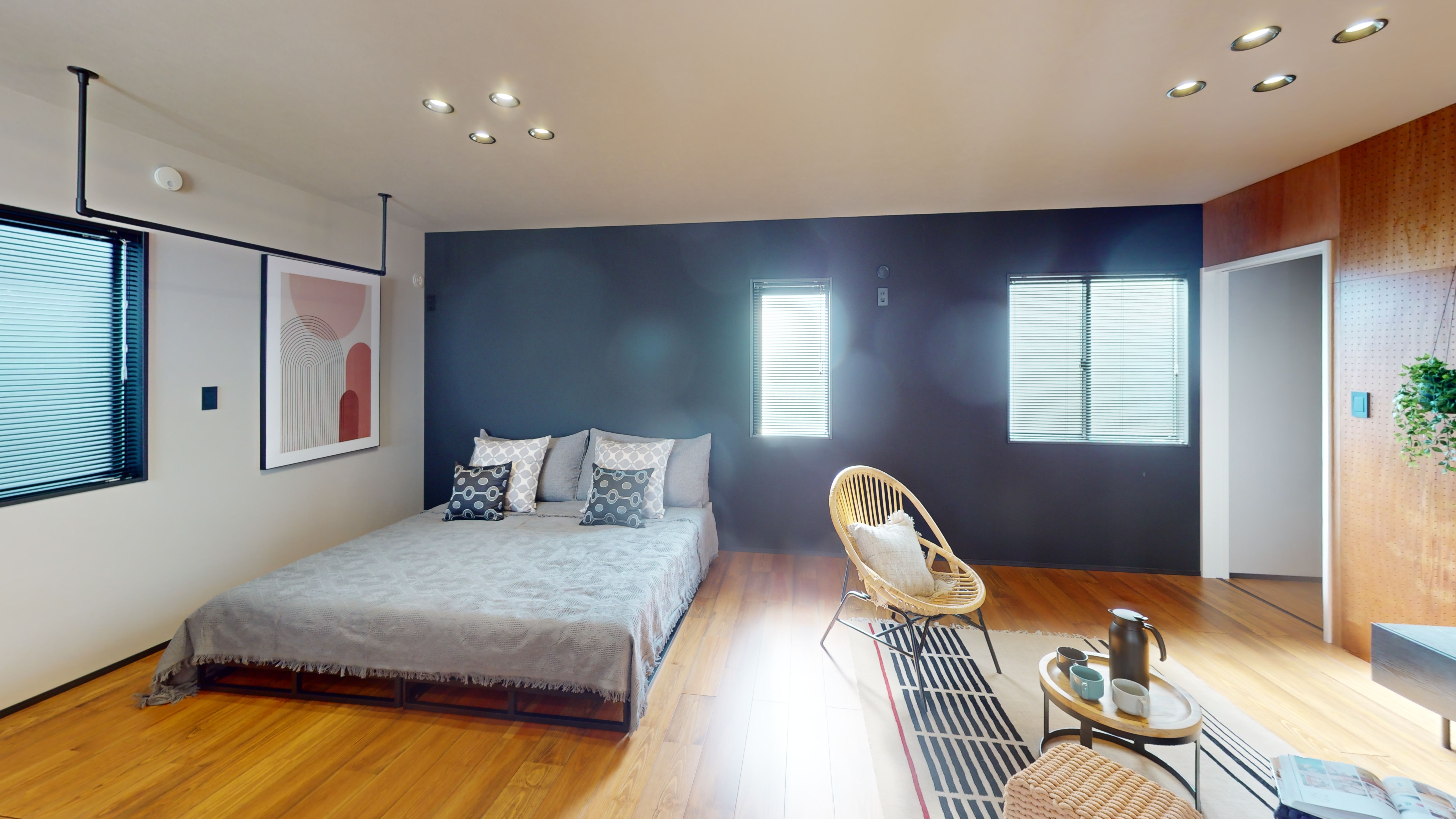 主寝室は広々していて安らげる空間に。大きな窓から光が差し込み、朝の目覚めも良さそう♪