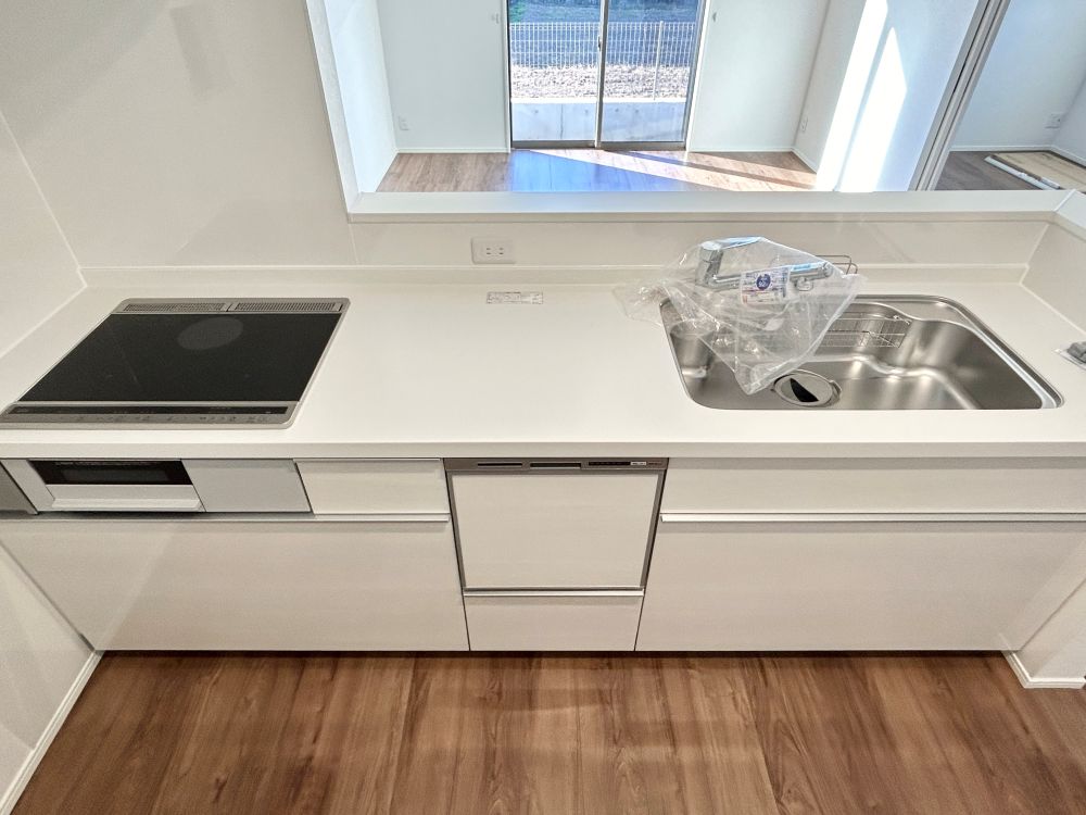 食洗機付きで洗い物の時間を削減でき、家事の負担を軽減してくれるキッチンです。収納力も◎