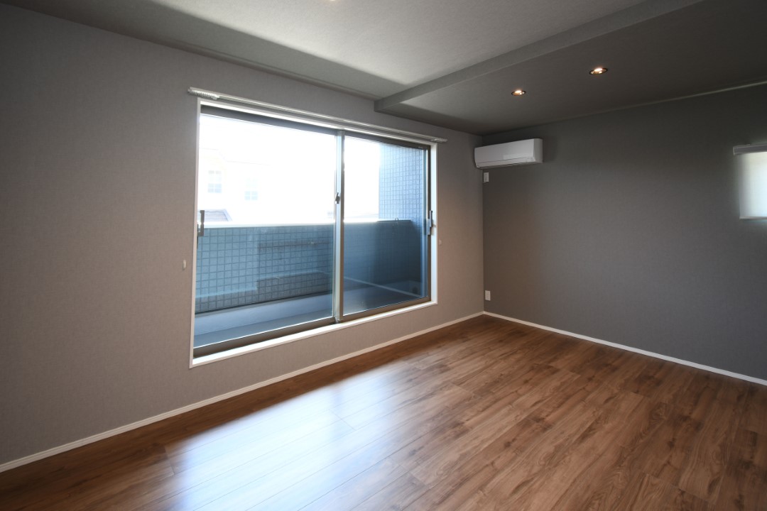 天井とクロスの色合わせで、上質感と広がりを演出している。※施工事例です。実物とは異なります。詳しくはお問い合わせください。