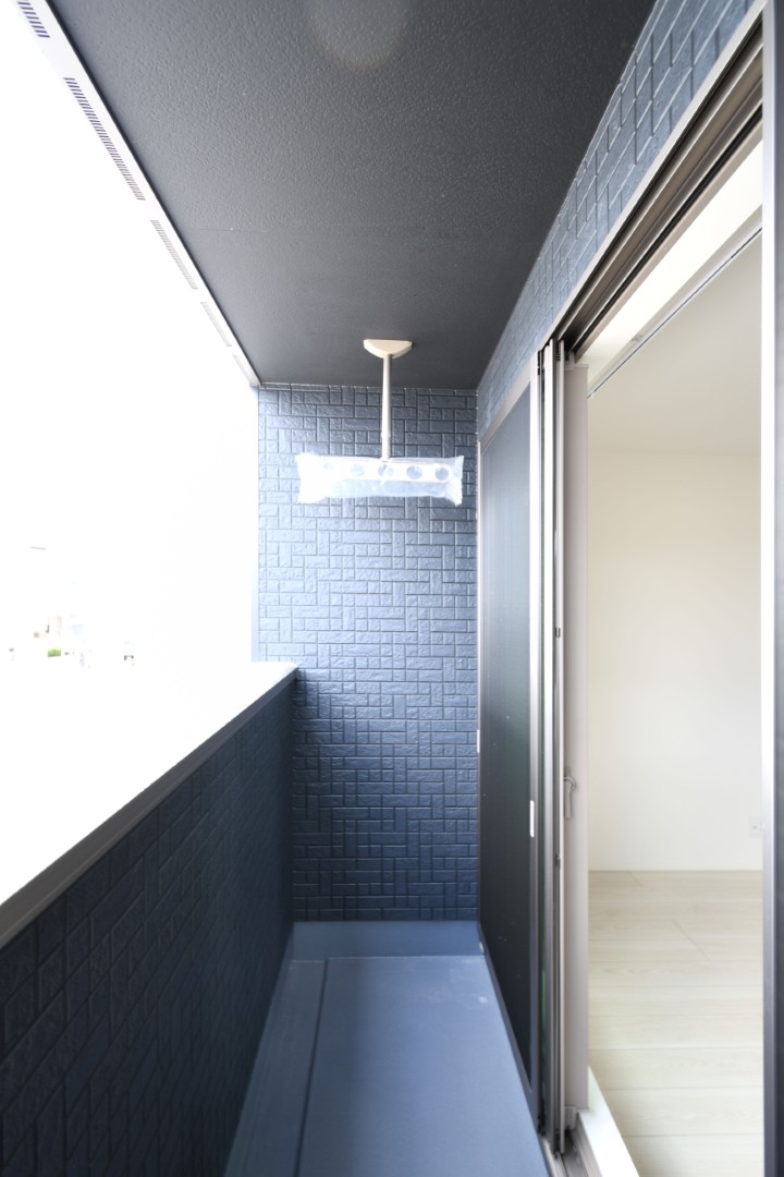 屋根付きバルコニーで急な雨で洗濯物が濡れる心配も少ない設計♪ 天井吊りパイプで足回りもすっきり♪ 