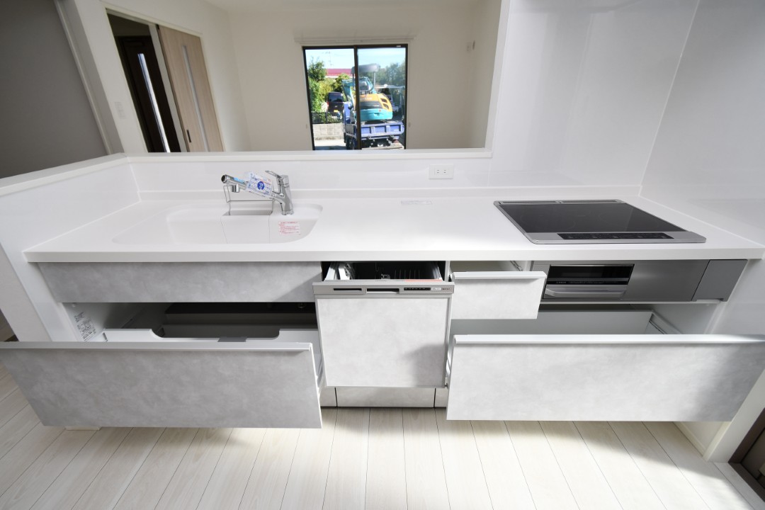 対面式キッチンは家事をしながら家族を見守り、コミュニケーションの取れる人気のスタイル。食洗器付きで洗い物の時間を削減でき、家事の負担を軽減してくれるキッチンです。