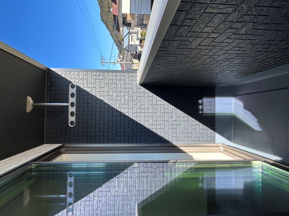 屋根付きバルコニーで急な雨で洗濯物が濡れる心配も少ない設計♪ 天井吊りパイプで足回りもすっきり♪