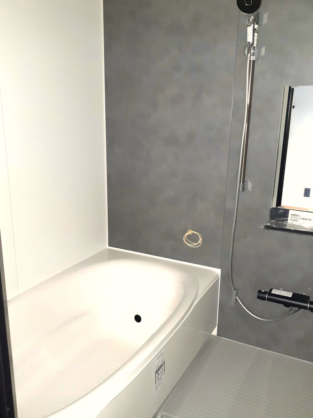 【癒しのバスルーム】ブラックのアクセントとシャープなフォルムが特徴のバス空間。1日の疲れを癒す、美しさと快適さを兼ね備えたプレミアム仕様です。※施工事例です。