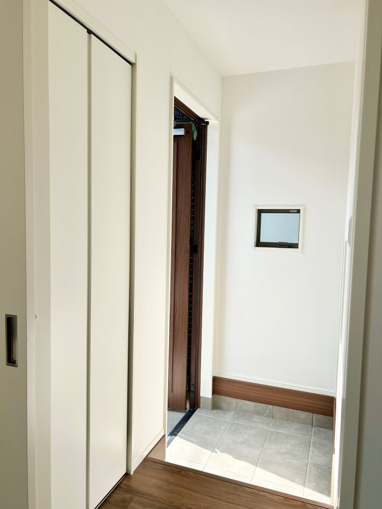 明るく清潔感のある玄関が、毎日の「いってきます」を気持ちよくしてくれます。※施工事例です。実際とは異なります。