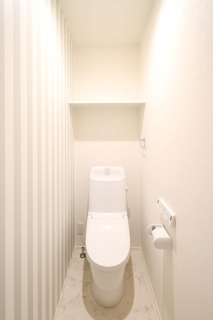  温水洗浄便座トイレ。新素材により、気になる便座もサッとひとふきでキレイになります。