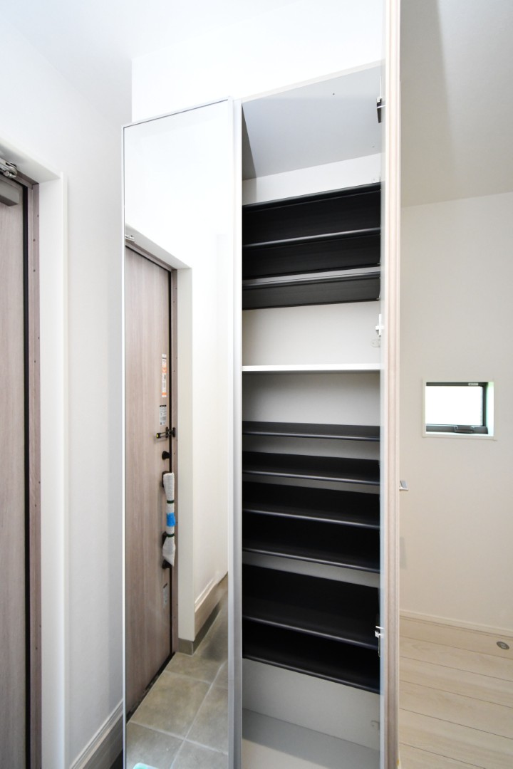 シューズボックスは上下に分かれているので棚に小物が置けます♪棚は可動式なので、すっきり収納できてとても便利です♪