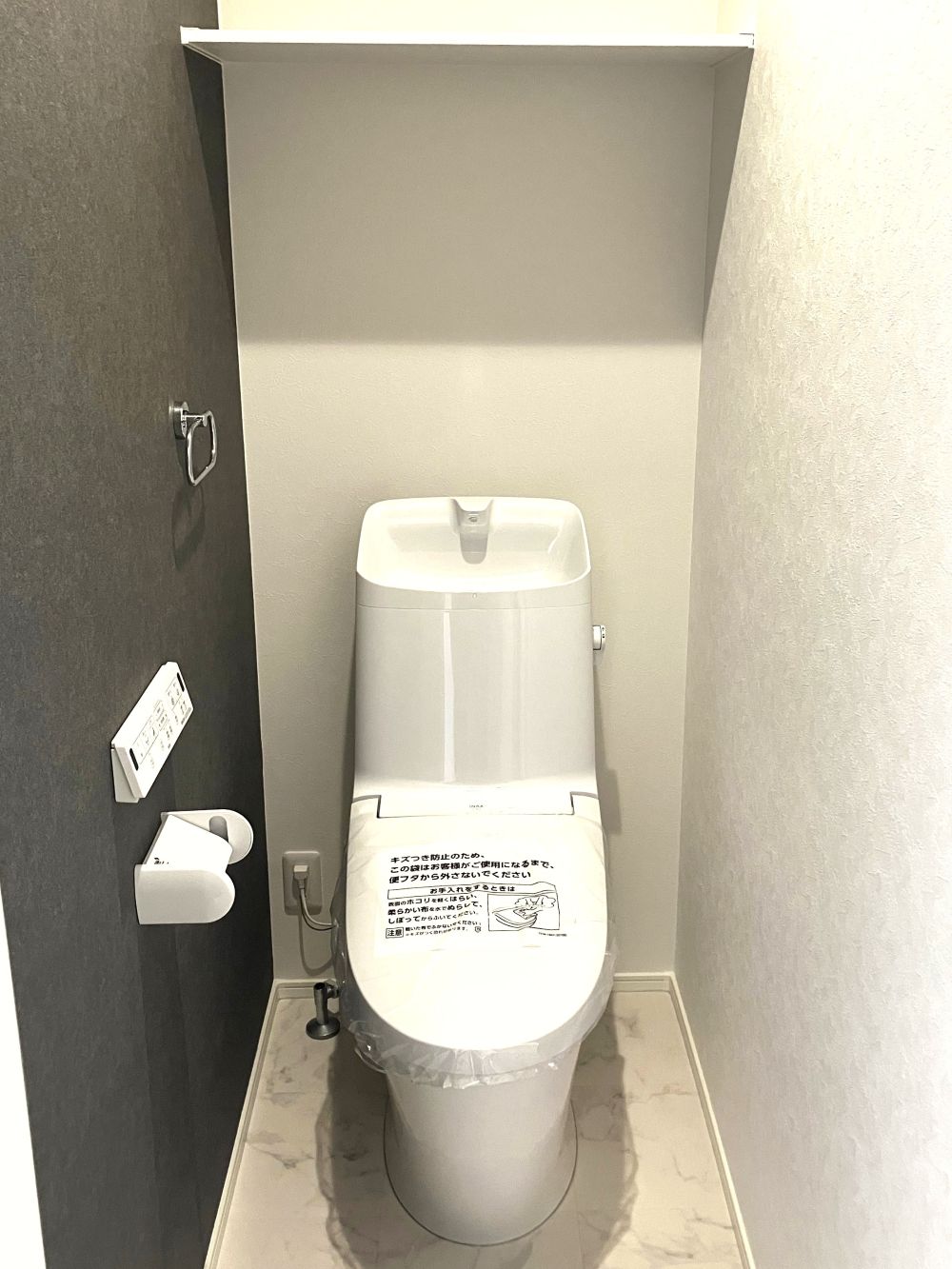 温水洗浄便座トイレ。新素材により、気になる便座もサッとひとふきでキレイになります。