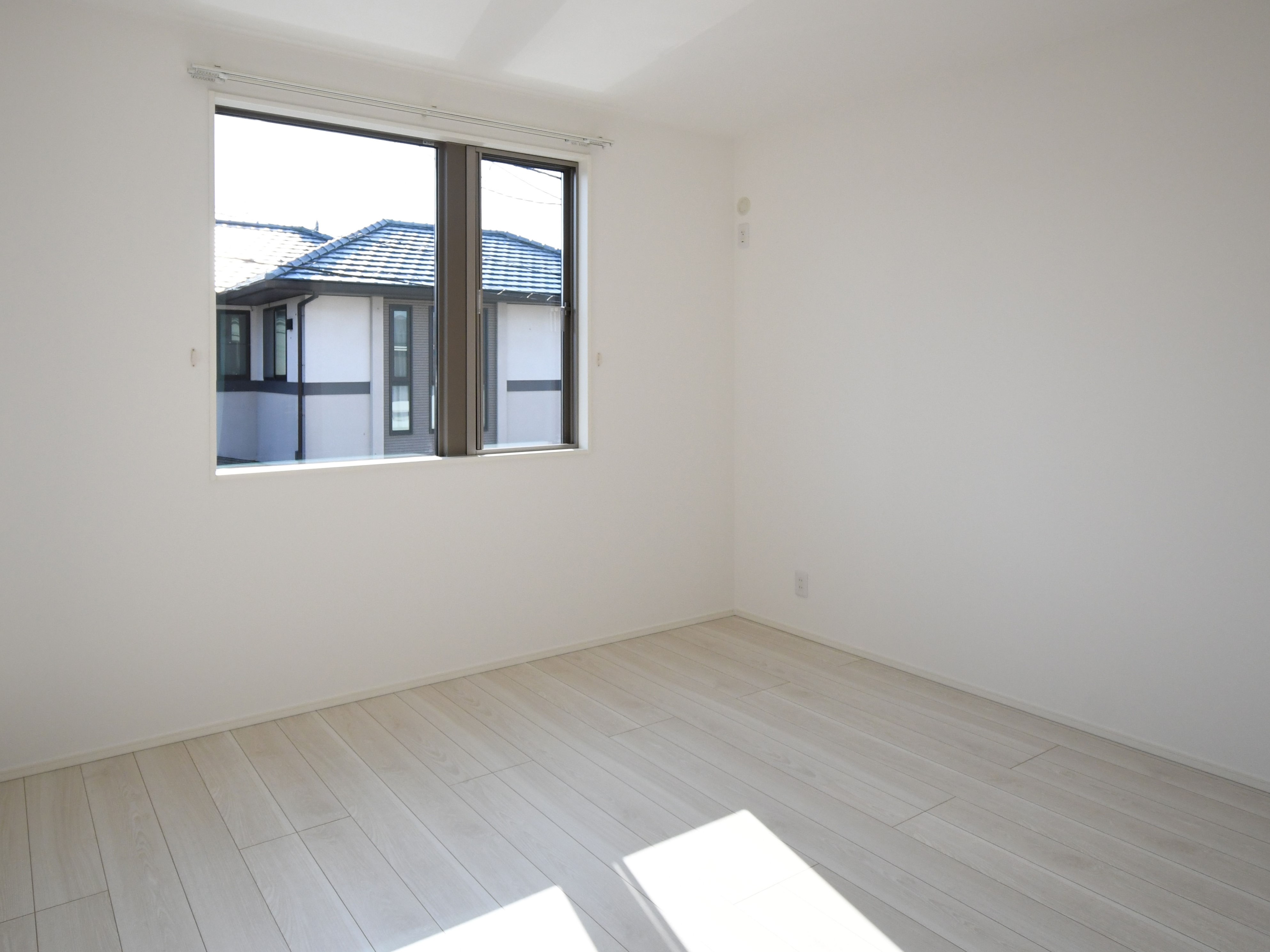 主寝室は広々していて安らげる空間に。大きな窓から光が差し込み、朝の目覚めも良さそう♪ ※施工事例です。実物とは異なります。詳しくはお問い合わせください。