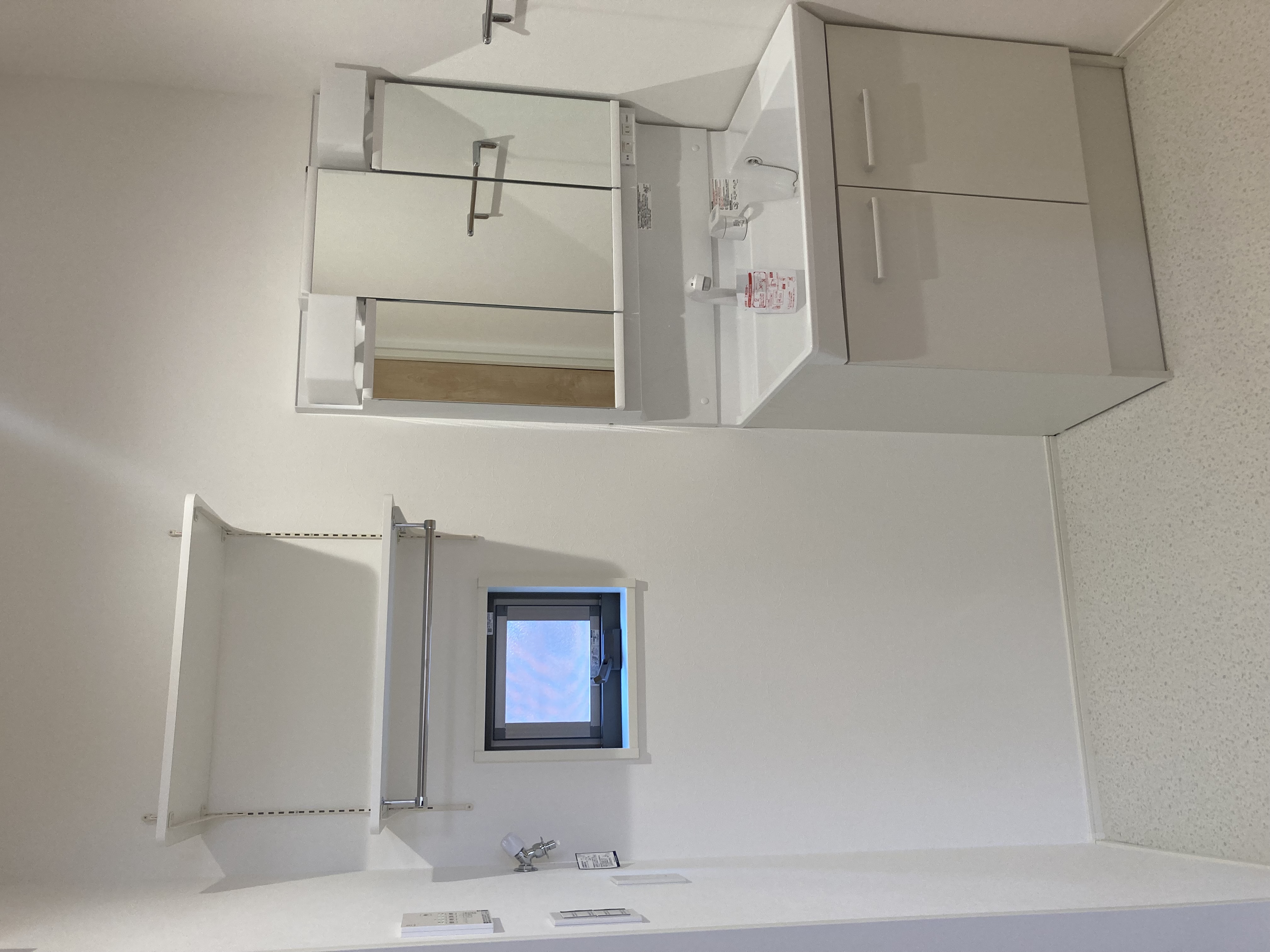 洗面化粧台の裏にも収納スペースがあり、洗面所周りをスッキリ保つことができます