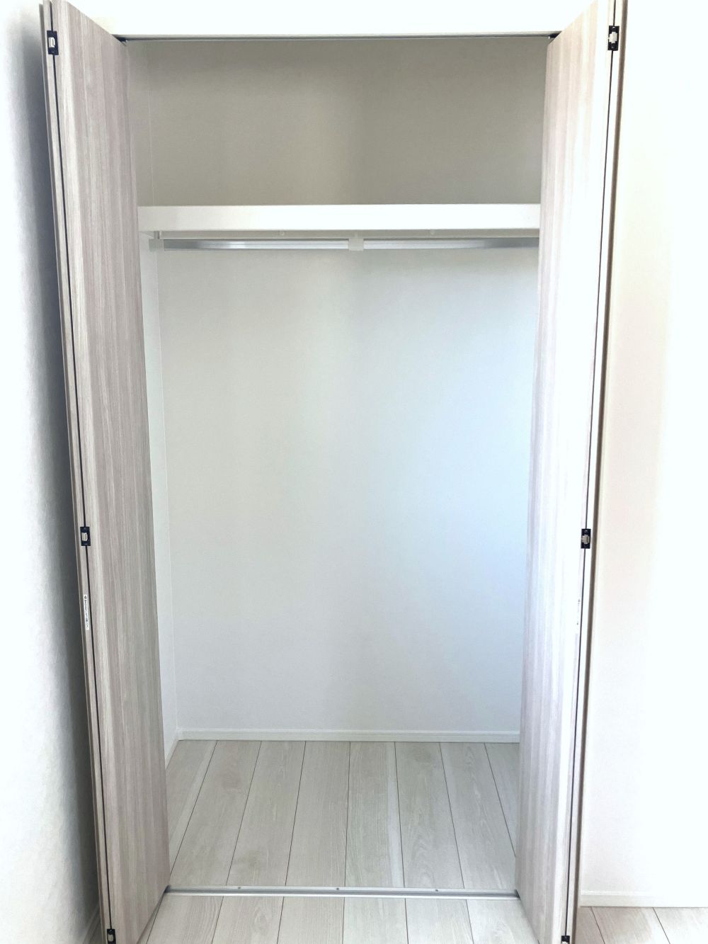 全居室収納付き！ハンガーパイプ付き棚で高さも160cmとお子様でも一人で掛けられる高さです♪