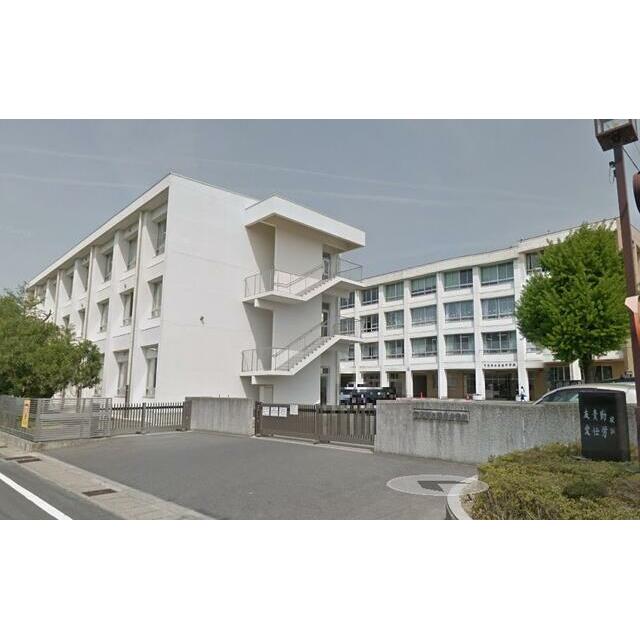蘇南中学校まで2,100m