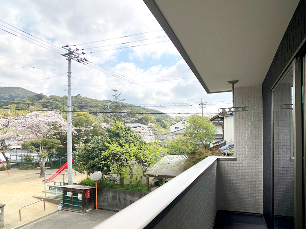 インナーバルコニーなので急な雨でも洗濯物が濡れにくく、ウィークインクローゼットが近いので片付けも便利です。　