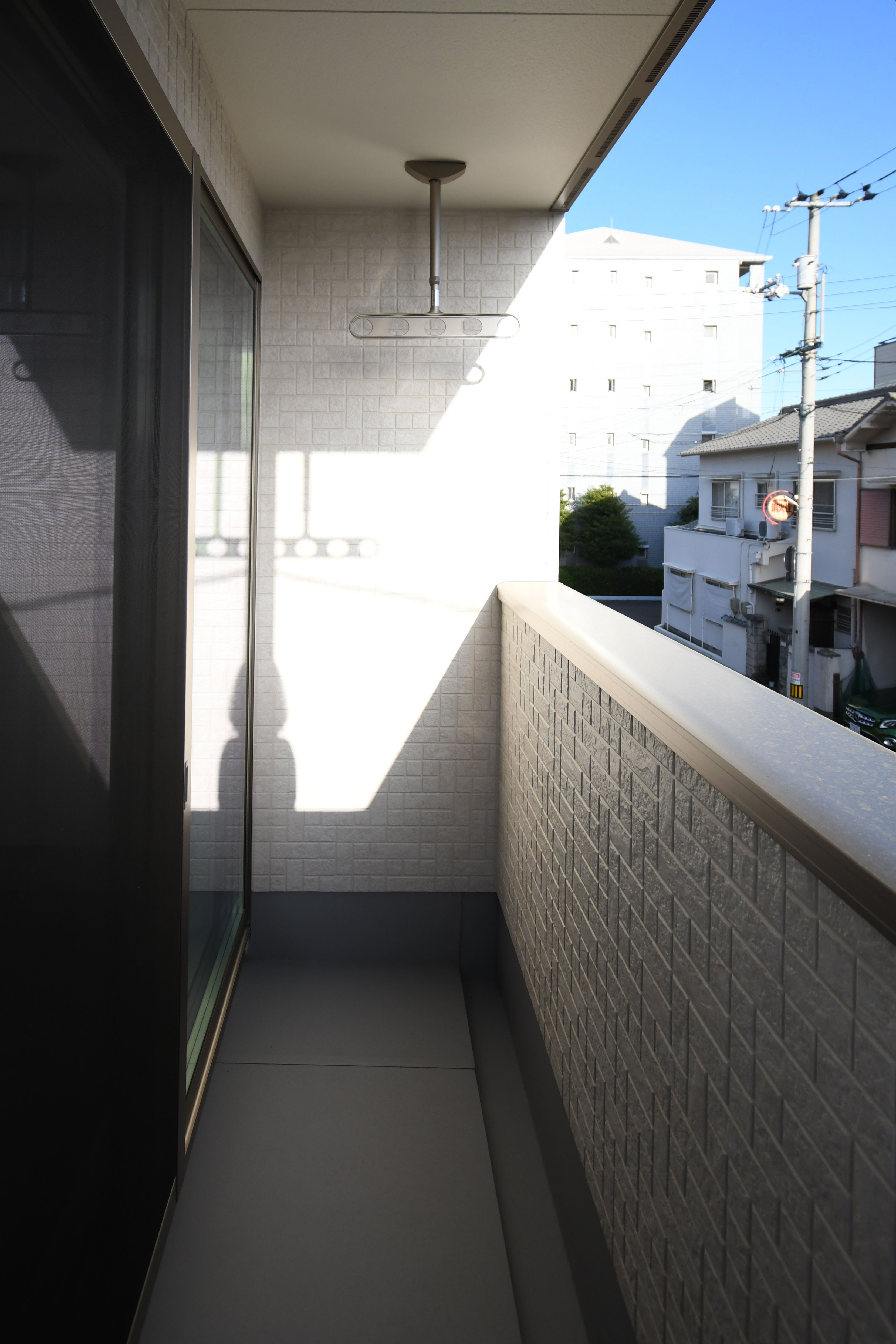 急な雨でも洗濯物が濡れにくい屋根付きバルコニー!天井付き物干しタイプで足回りのスペースもすっきり♪