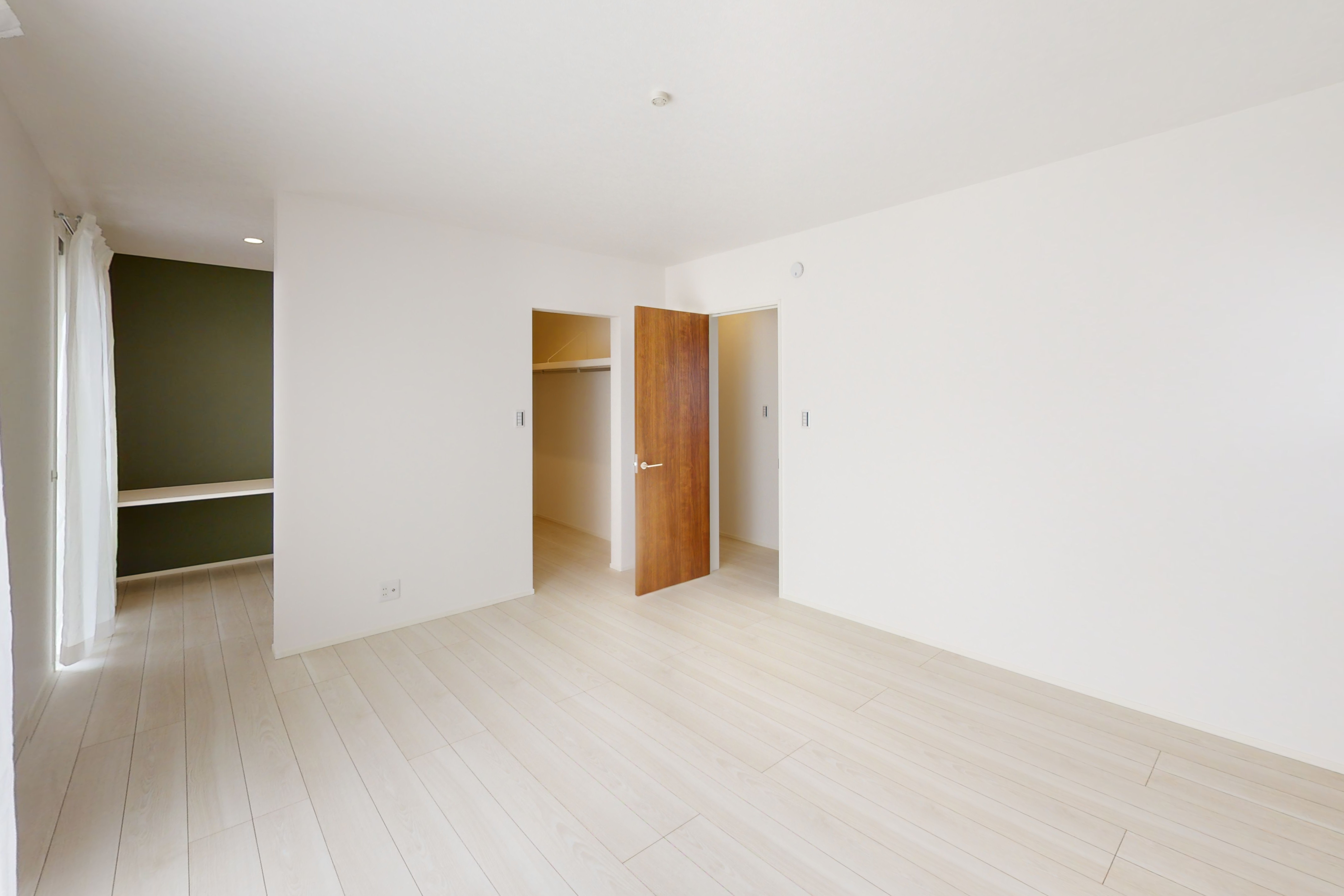 11.5帖の主寝室。明るい朝の目覚めができそう。アクセントクロスで部屋の雰囲気を工夫してみるのも楽しそうですね。※施工事例です。実物とは異なります。