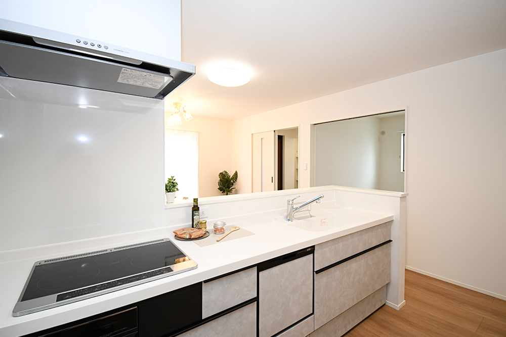  対面式キッチンは家事をしながら家族を見守り、コミュニケーションの取れる人気のスタイル。食洗器付きで洗い物の時間を削減でき、家事の負担を軽減してくれるキッチンです。※施工事例です。実物とは異なります。詳しくはお問い合わせください。