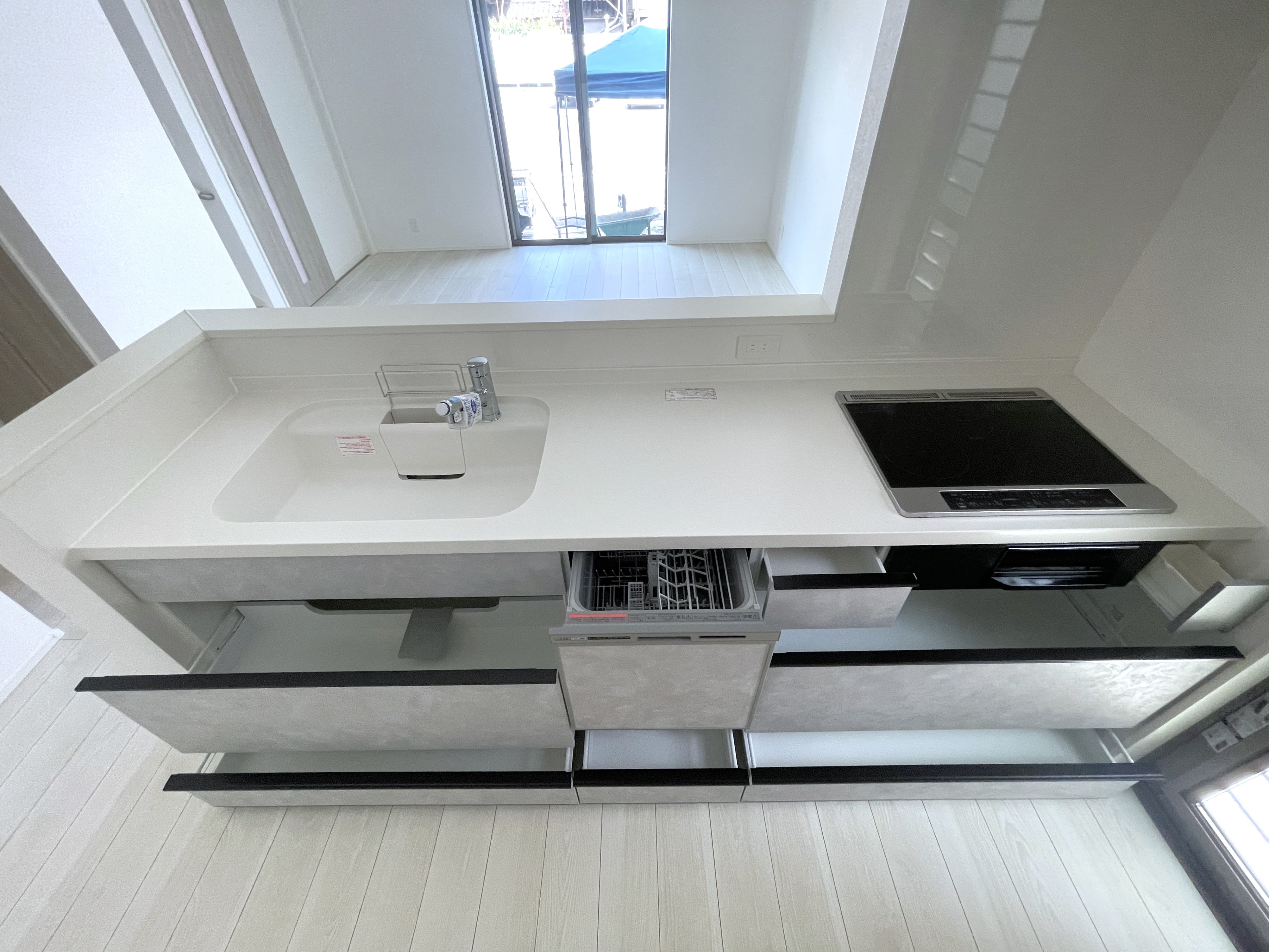 対面式キッチンは家事をしながら家族を見守り、コミュニケーションの取れる人気のスタイル。食洗器付きで洗い物の時間を削減でき、家事の負担を軽減してくれるキッチンです。 ※施工事例です。実物とは異なります。