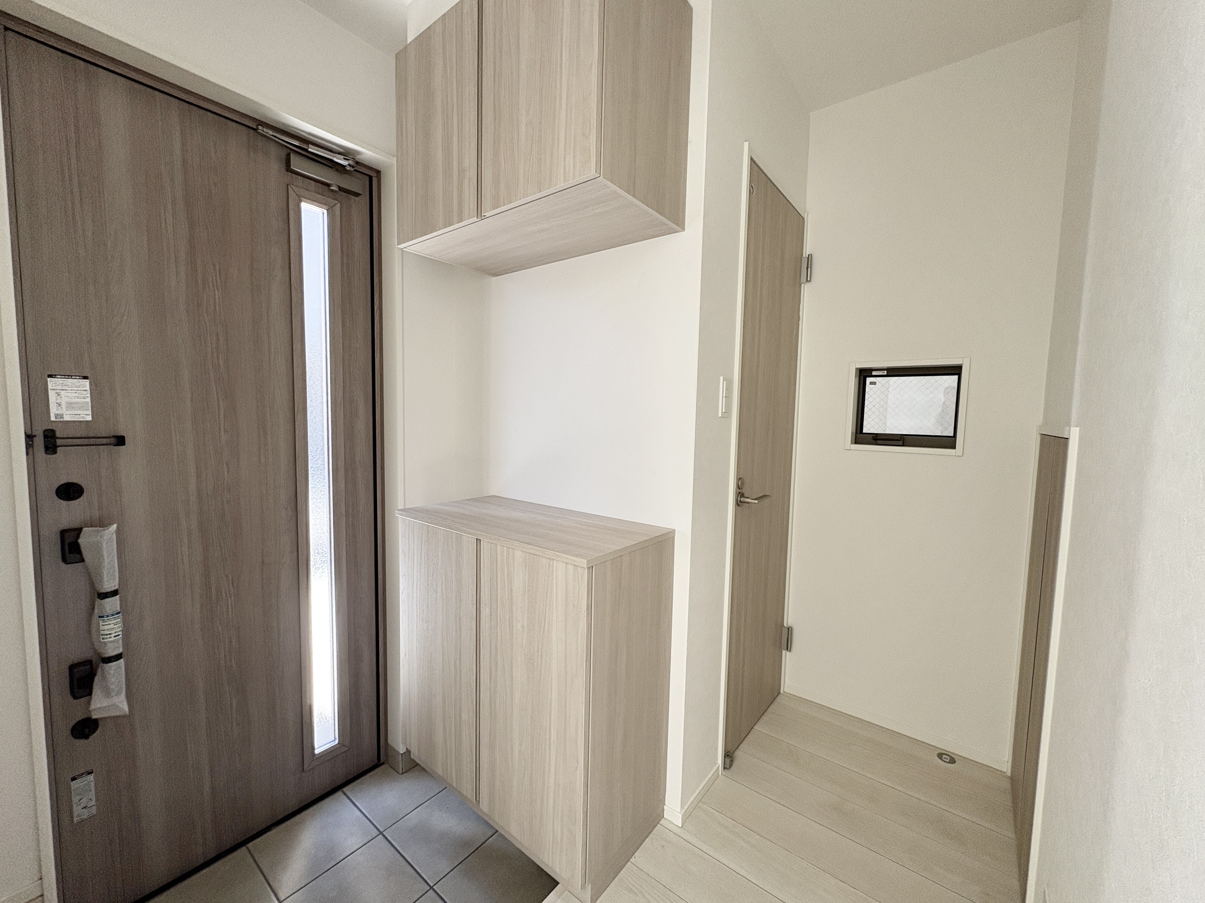 シューズボックスは上下に分かれているので棚に小物が置けます♪棚は可動式なので、すっきり収納できてとても便利です♪　※同プランの施工事例です。