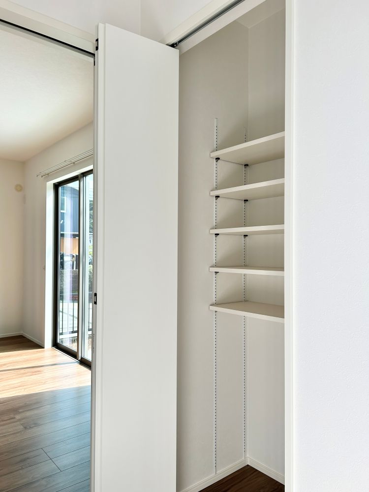 クローゼットタイプの靴収納。可動棚なので、靴の高さに合わせて調節できます。※施工事例です。実際とは異なります。