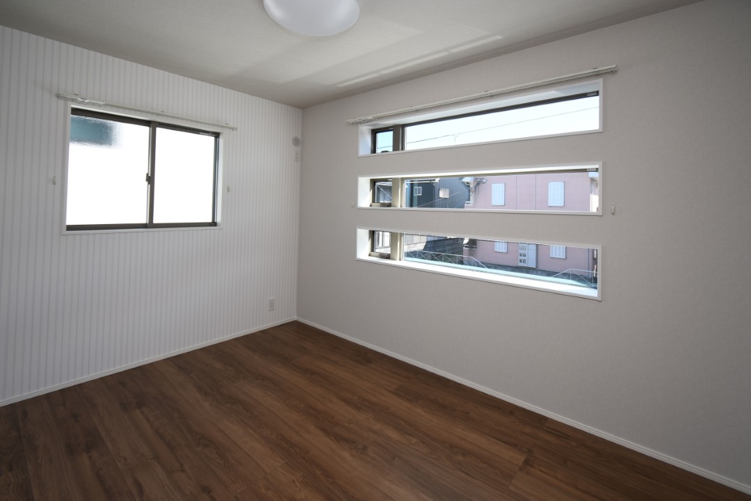 2階には洋室が3部屋あり、それぞれにクローゼットを完備。長く使っても飽きのこないシンプルデザインが魅力。※施工事例です。実物とは異なります。詳しくはお問い合わせください。