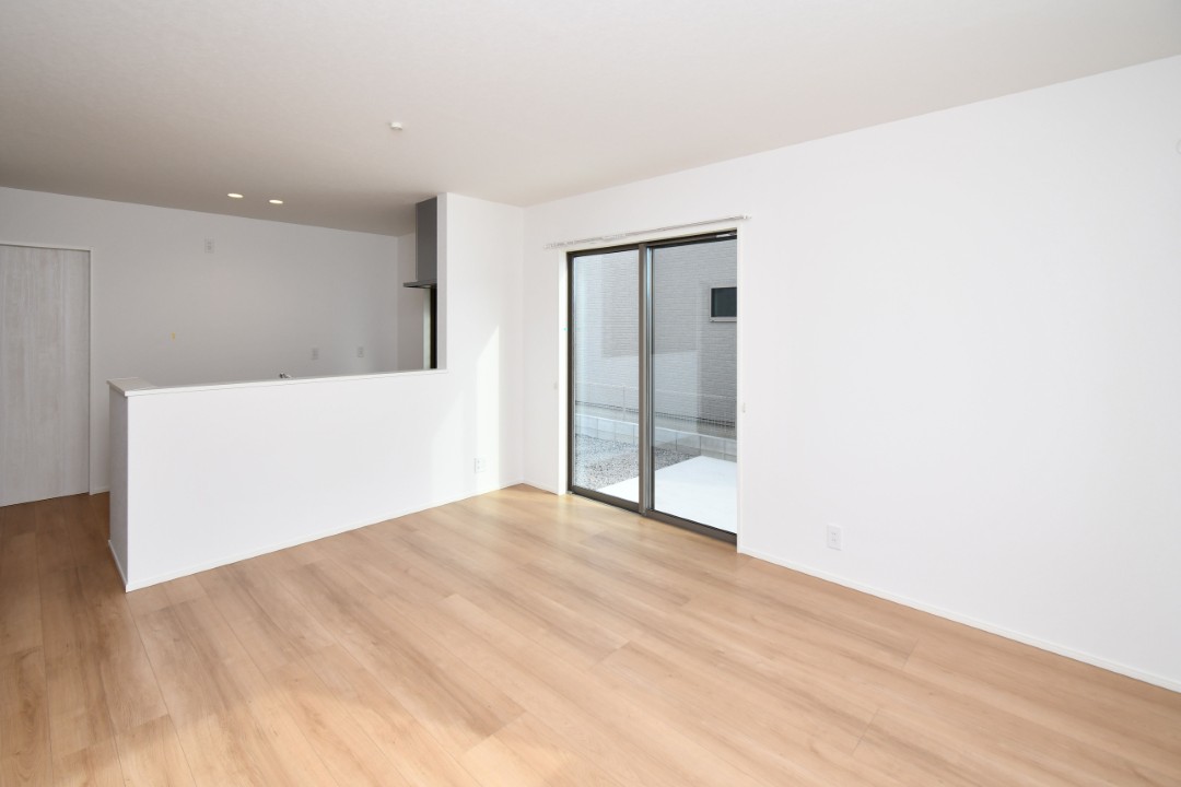 家族が集まるリビングは広々15.1帖！キッチンからもリビングが見渡せるため、どこに居ても家族を感じ、会話もはずみますね。