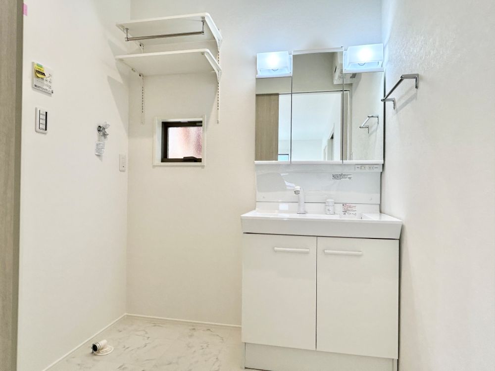 三面鏡の裏は収納スペースとなっており、物が多くなりがちな洗面台まわりをスッキリ保つことができます。