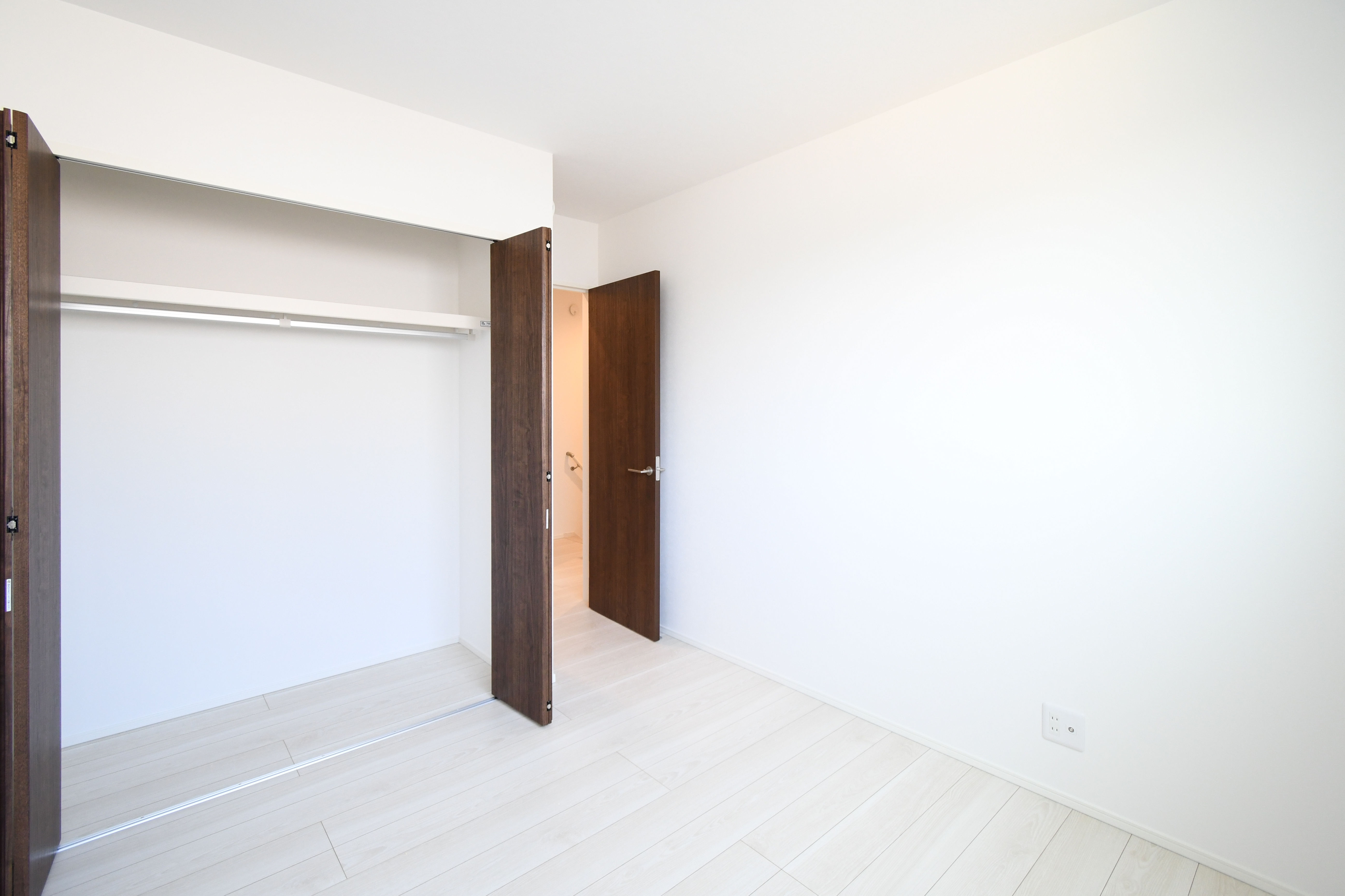 クローゼット付きの洋室♪※施工事例になります。実際と色やデザインが異なりますので詳しくはお問い合わせください。