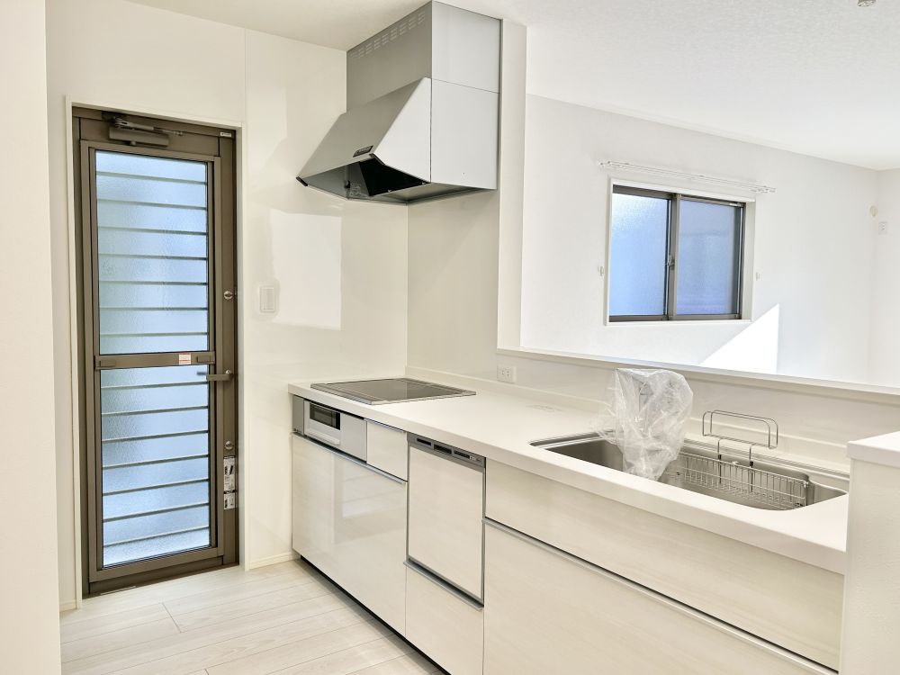 対面式キッチンは料理をしながら家族と会話もできる人気のスタイル。IHクッキングヒーターは、安全性が高く、お手入れも簡単です。