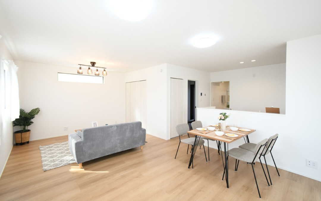 家族が集まる明るいリビング！お子様のお勉強をダイニングで済ませるようにすると家事をしながらお子様の頑張りを見守れます♪ 