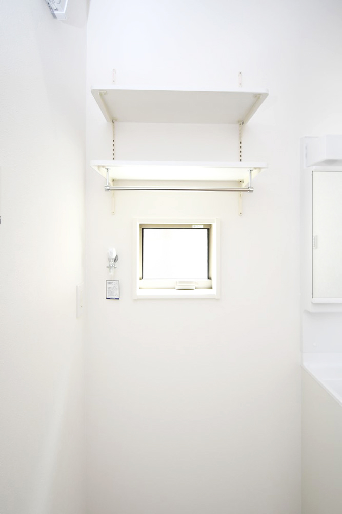 【機能的なランドリースペース】洗濯機上には可動棚付き収納。洗剤や備品もすっきり収まり、使いやすさも抜群。※施工事例です。