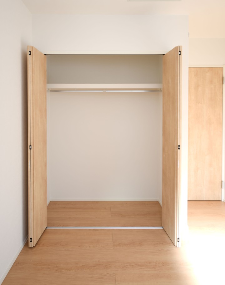 全居室収納付き！たっぷり収納できます♪大切なお洋服もスッキリ収納できます。