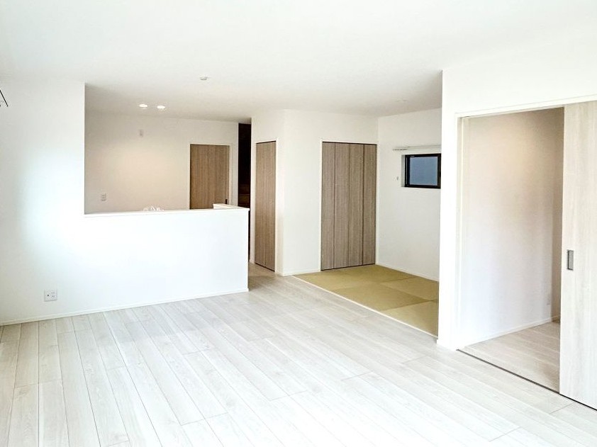 16.6帖の広々としたLDKは家族でゆったり過ごせます。シンプルな内装はお気に入りの家具を置いて自分好みの空間にできます。※施工事例です。実際とは異なります。