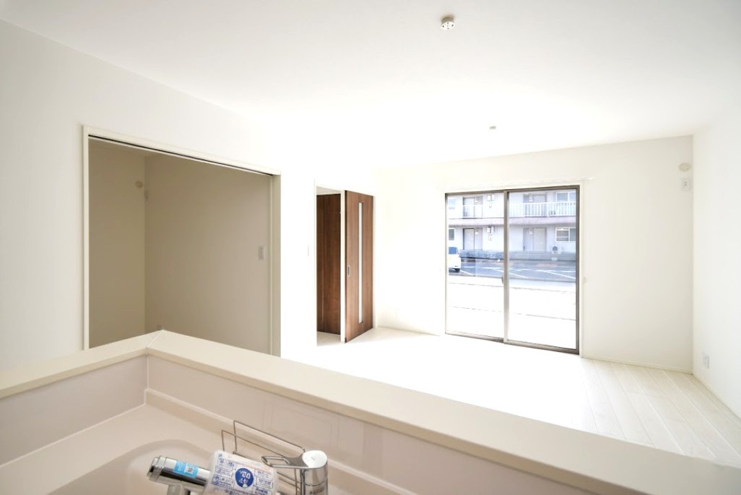 対面式キッチンは家事をしながら家族を見守り、コミュニケーションの取れる人気のスタイル。食洗器付きで洗い物の時間を削減でき、家事の負担を軽減してくれるキッチンです。