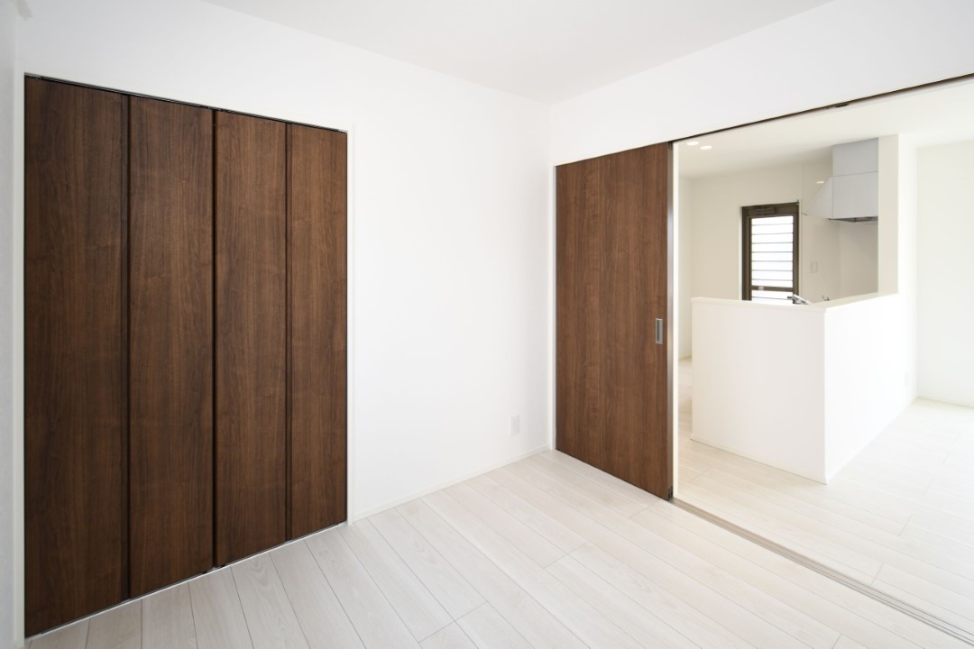 一階リビング横の洋室も収納付きです。