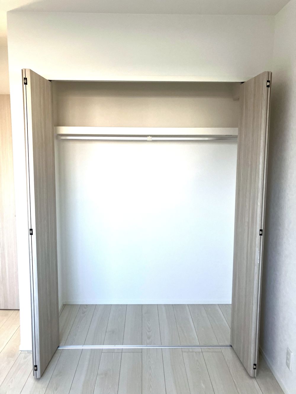 全居室収納付き！ハンガーパイプ付き棚で高さも160cmとお子様でも一人で掛けられる高さです♪