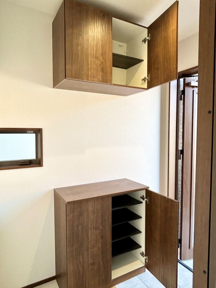 玄関にはセパレートタイプのシューズボックス。観葉植物や写真などを飾ってお気に入りの空間にしていただけます♪