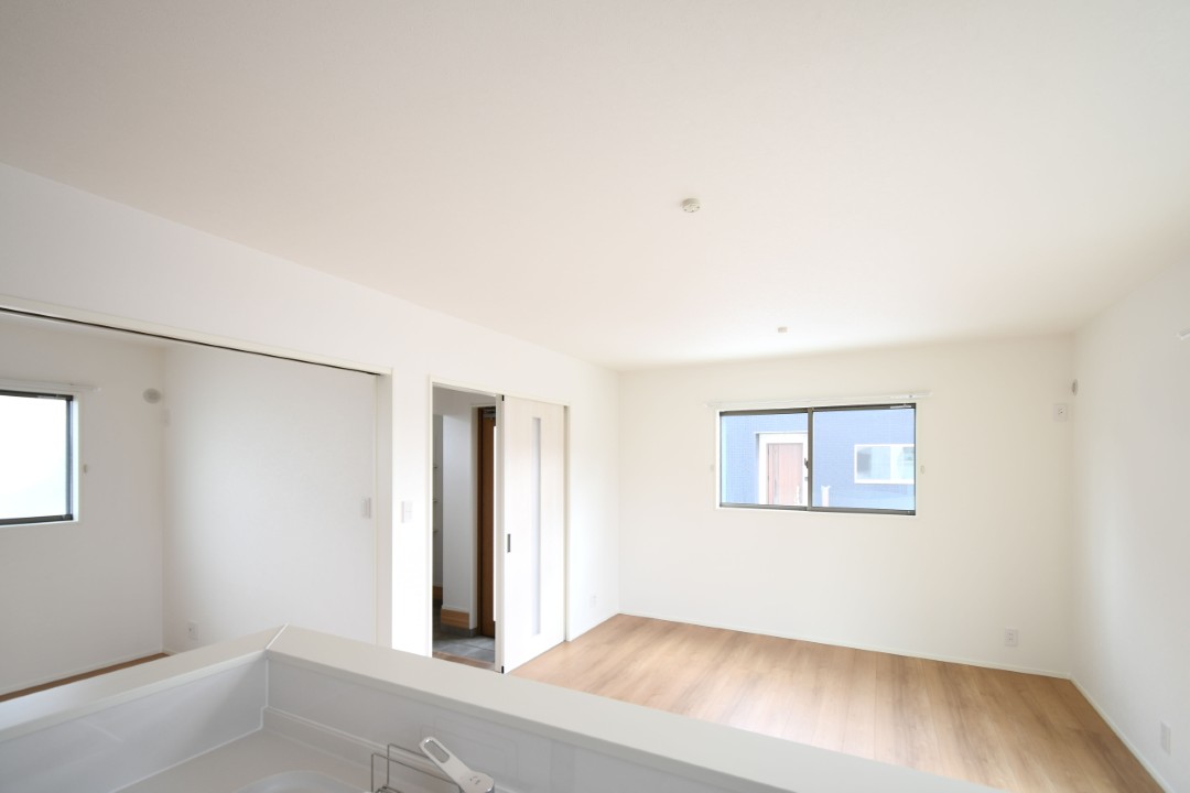 対面式キッチンは家事をしながら家族を見守り、コミュニケーションの取れる人気のスタイル。食洗器付きで洗い物の時間を削減でき、家事の負担を軽減してくれるキッチンです。