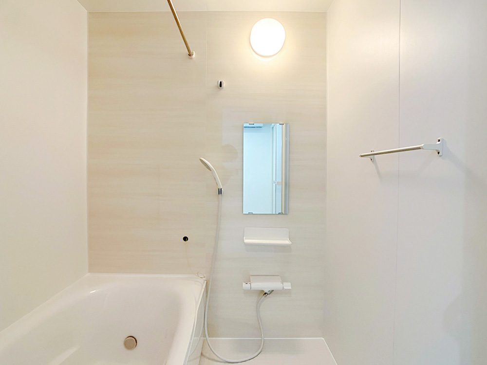 足を伸ばしてくつろげる浴槽。機能的で清潔感溢れるバスルームです。※画像はイメージです