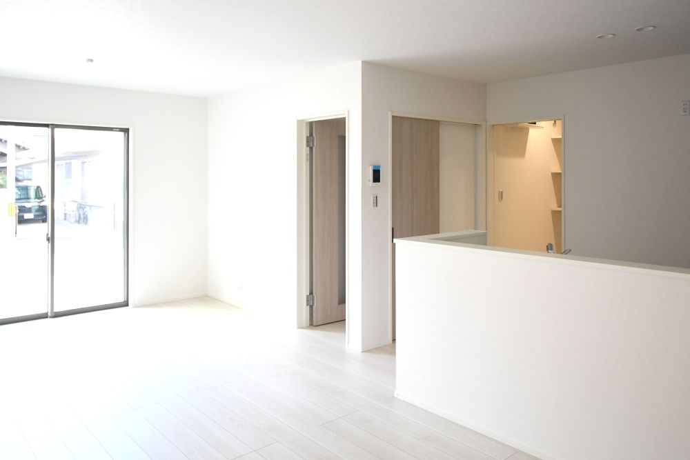 家族が集まるリビングは広々19.2帖！キッチンからもリビングが見渡せるため、どこに居ても家族を感じ、会話もはずみますね。