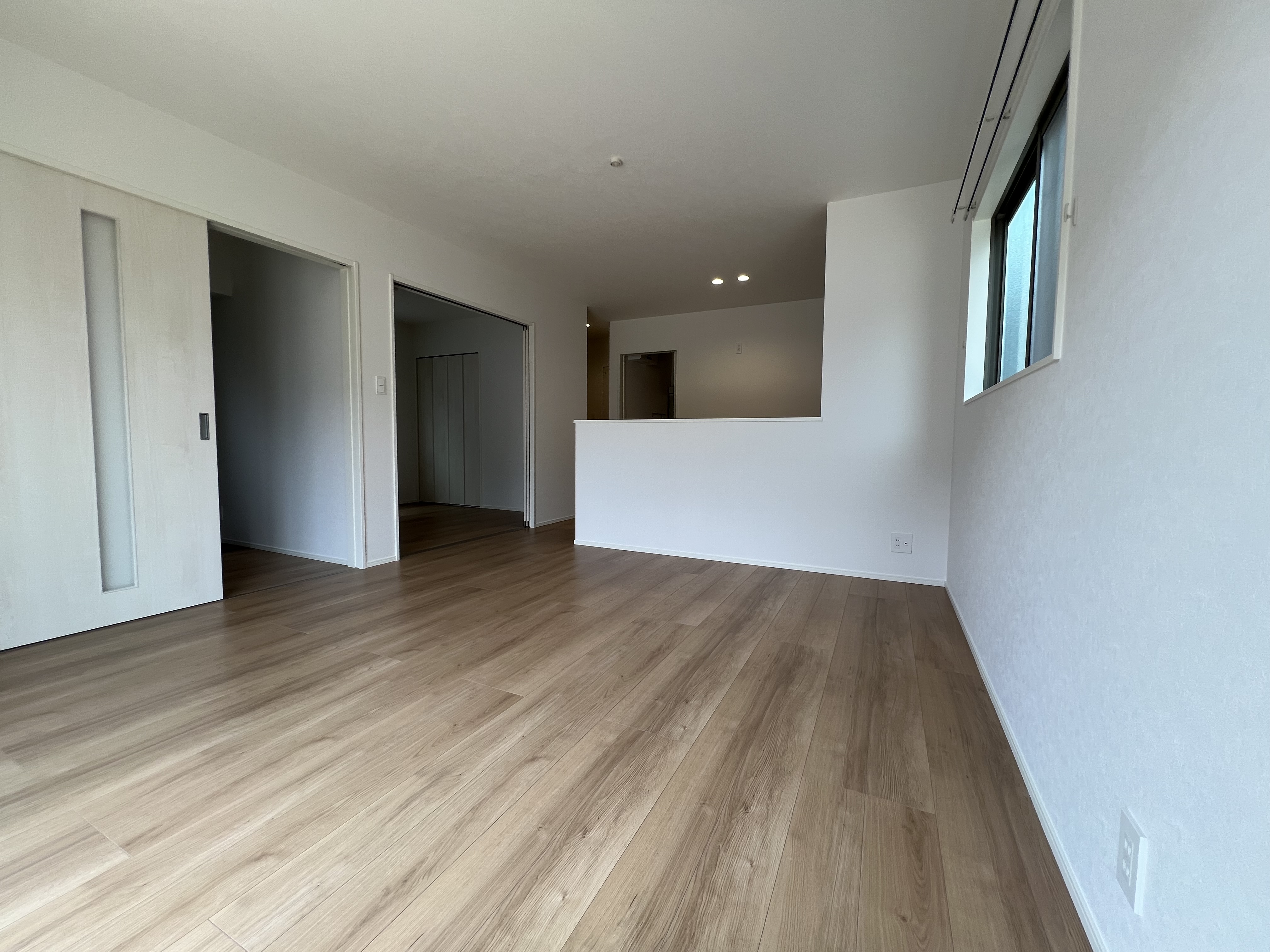 家族と過ごすリビングは15.1帖。2面に窓があり明るいお部屋です。