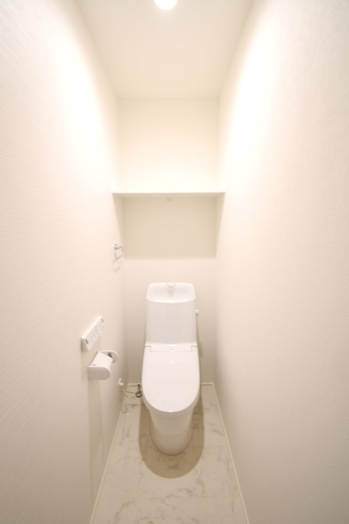 温水洗浄便座トイレ。新素材により、気になる便座もサッとひとふきでキレイになります。※施工事例です。実物とは異なります。