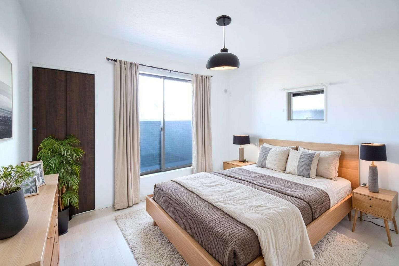 主寝室は広々していて安らげる空間に。大きな窓から光が差し込み、朝の目覚めも良さそう♪ 「※CGにて家具を配置しています」