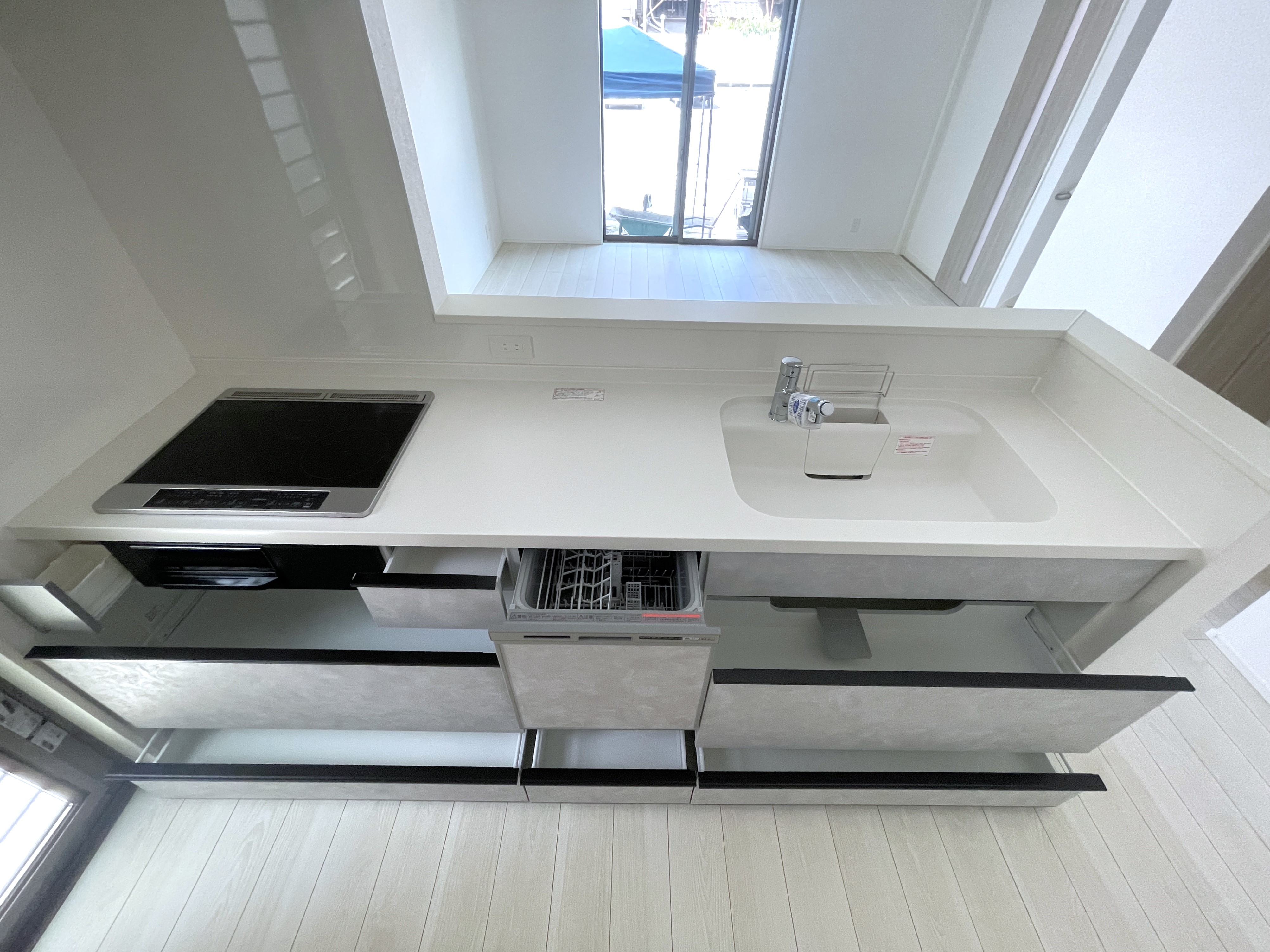 対面式キッチンは家事をしながら家族を見守り、コミュニケーションの取れる人気のスタイル。食洗器付きで洗い物の時間を削減でき、家事の負担を軽減してくれるキッチンです。※施工事例です。実物とは異なります。